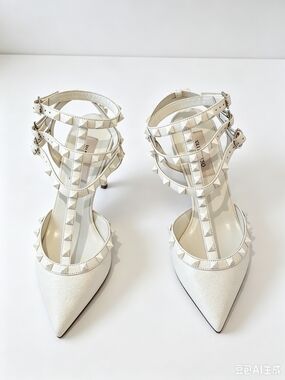 VALENTINO GARAVANI White Leather   Rockstud City Sandals